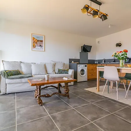 Au 4 Le Long Du Canal Avec Parking *