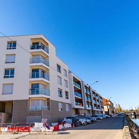 Au 4 Le Long Du Canal Avec Parking *