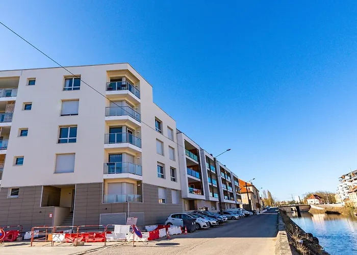 Au 4 Le Long Du Canal *